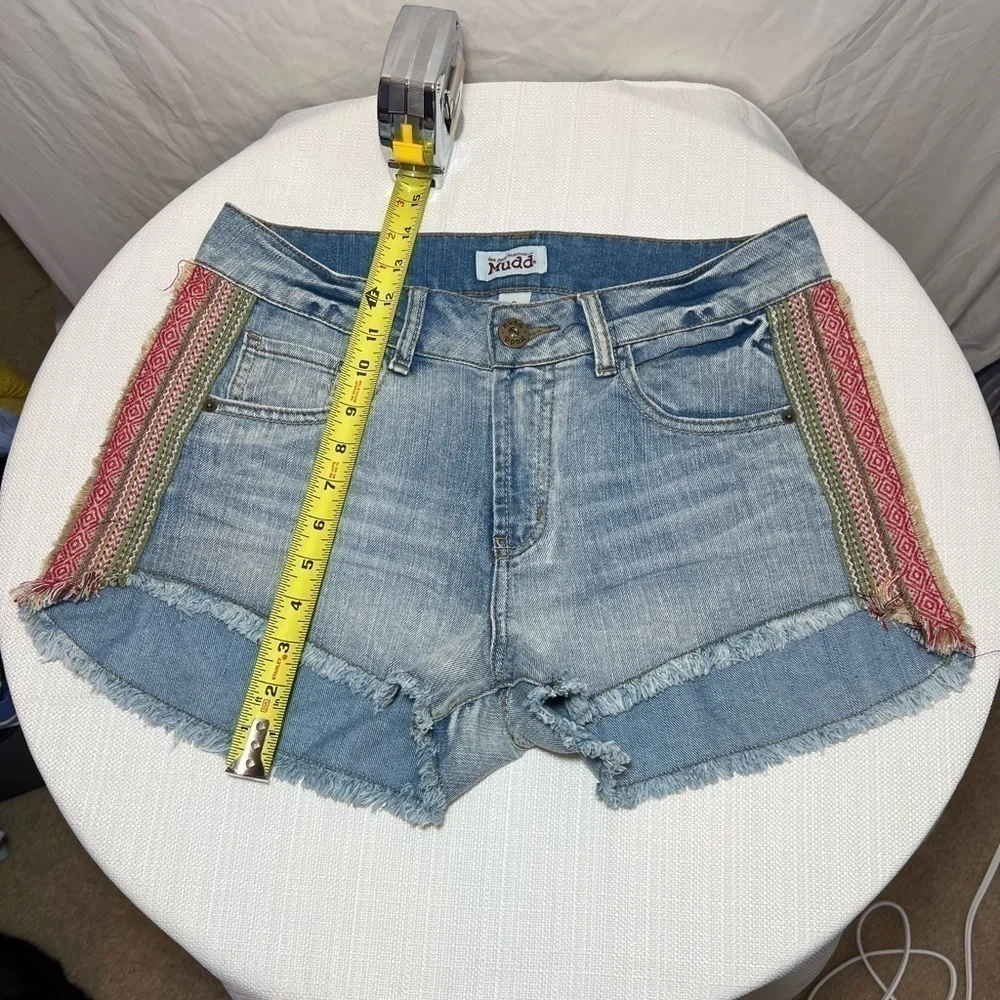 Mudd High-Waisted Denim Shorts with Embroidery - Size 9 - Great Condition! - Picture 4 of 5